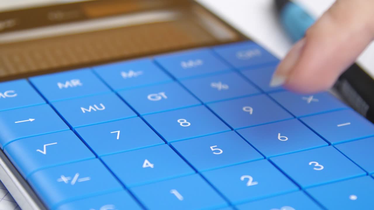 pulsa las teclas de la calculadora. cálculo de las ganancias o pérdidas