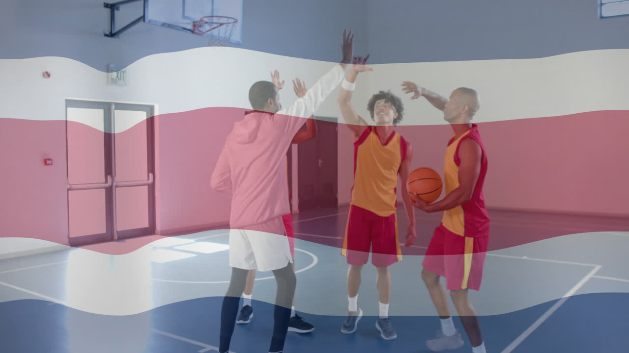 animación de la bandera de costa rica sobre diversos jugadores de baloncesto en la cancha