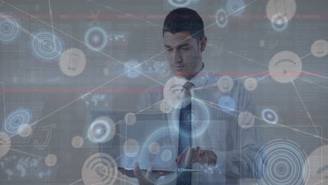 animación de la red de conexiones con iconos sobre el hombre de negocios usando computadora portátil