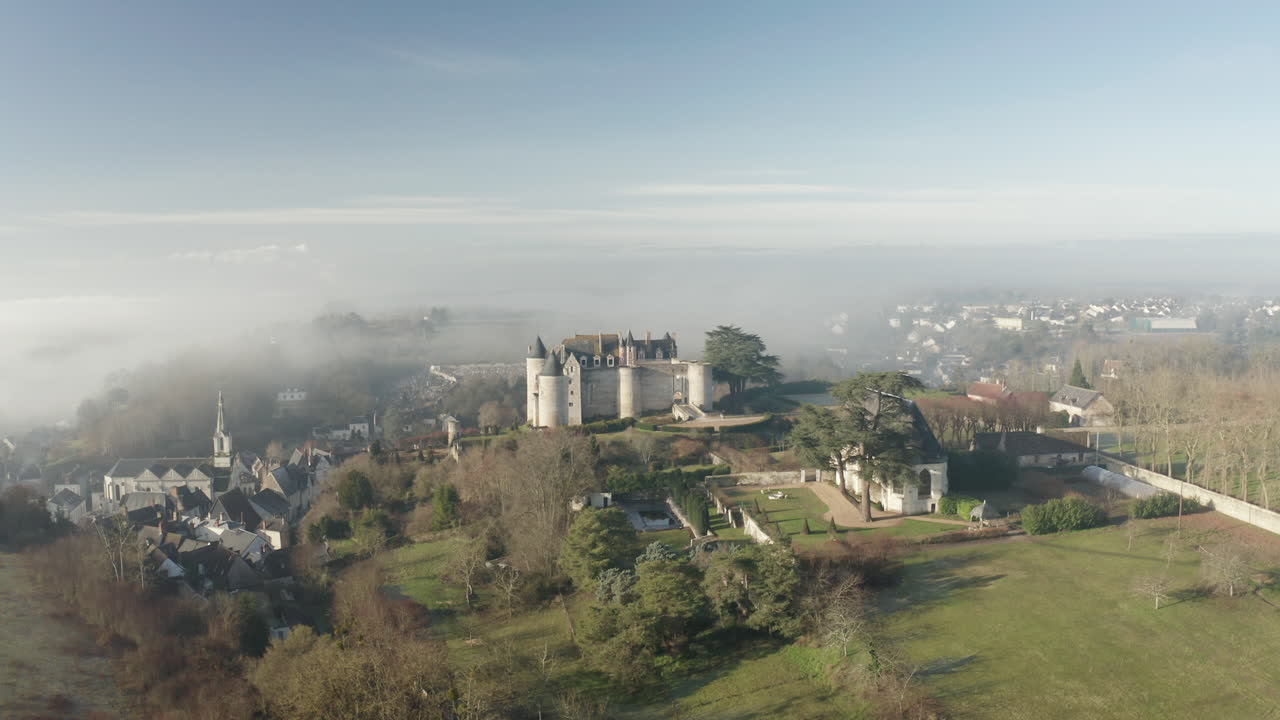 aerial de la ciudad y el castillo de luynes en el valle del loira de francia