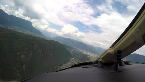 Blick-Aus-Dem-Cockpit-Eines-Firmenjets,-Der-In-Einem-Kleinen-Tal-In-Den-Italienischen-Alpen-Zur-Landung-Kreist