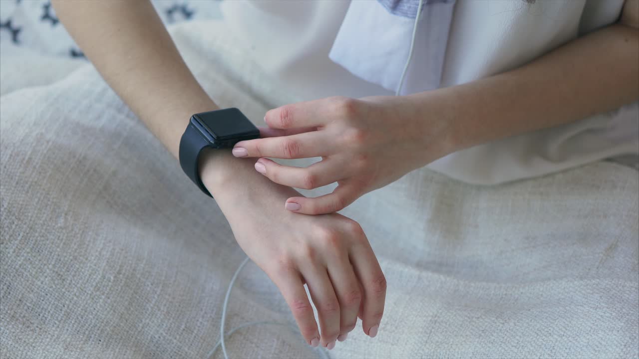 mujer ajustando reloj inteligente