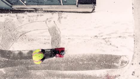 quitanieves eléctrico para quitar la nieve de la ventisca frente a su casa