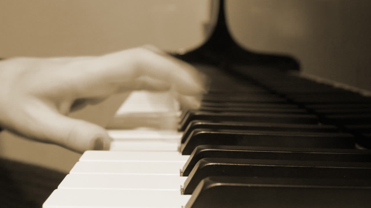 рука рояля0