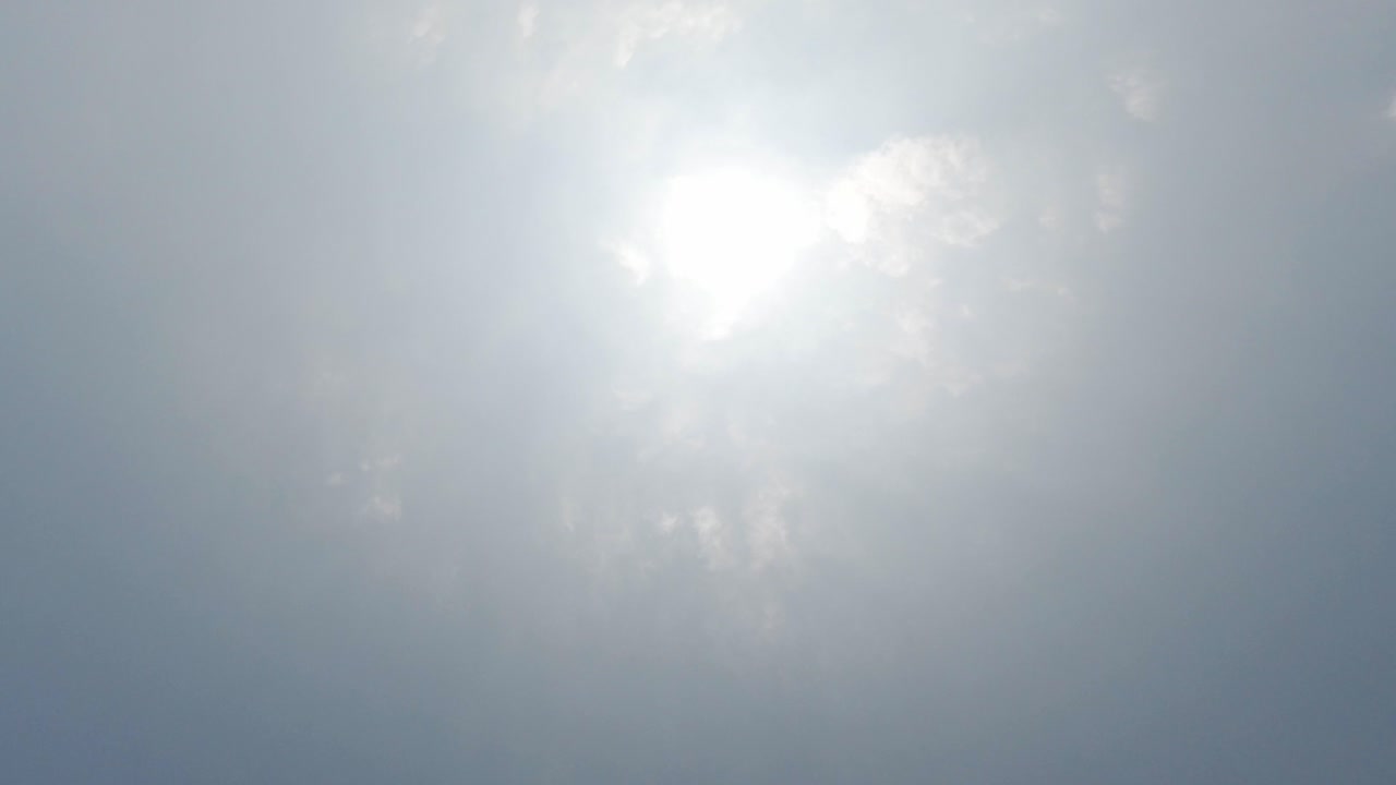 isla phi phi, tailandia - el impresionante paisaje de aguas azules brillantes y árboles gloriosos - toma aérea