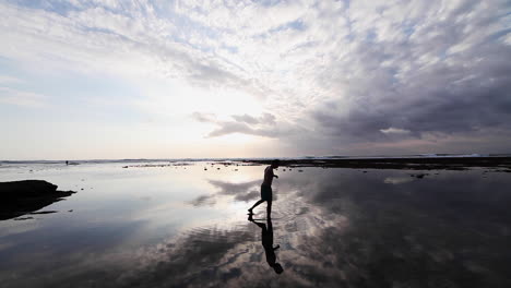 sentimiento liberador tocar agua bali indonesia silueta