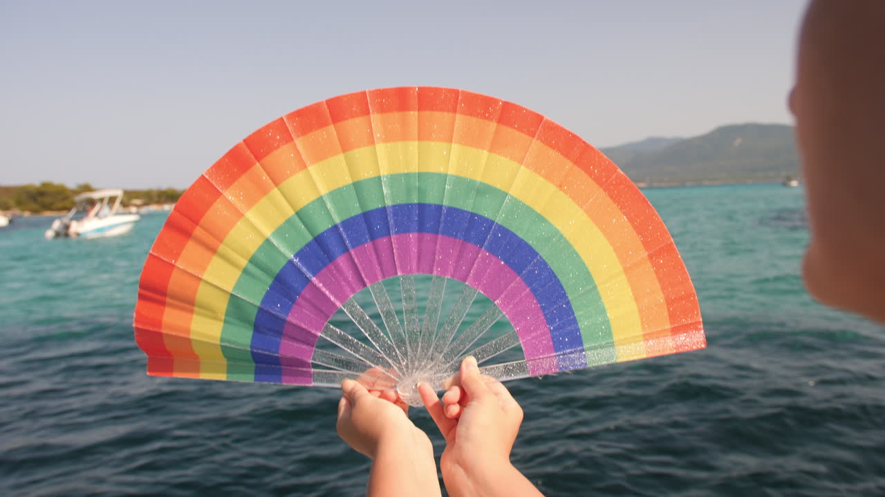 fanático del orgullo del arco iris en una playa de verano