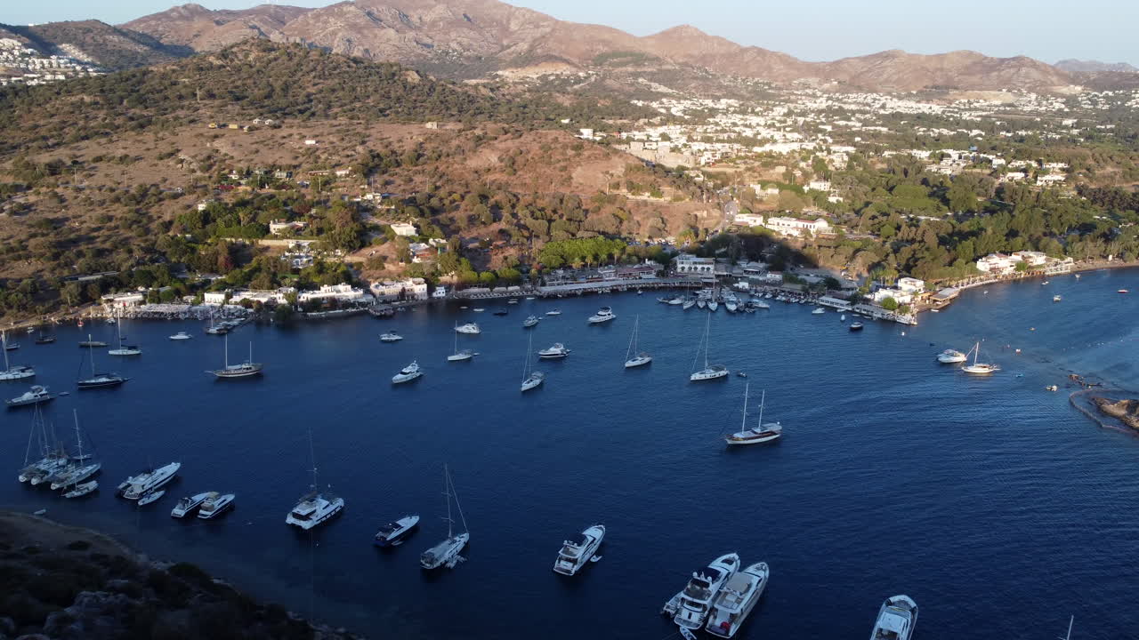 bandera nacional de turquía con yates flotando en la costa de gumusluk en bodrum, turquía