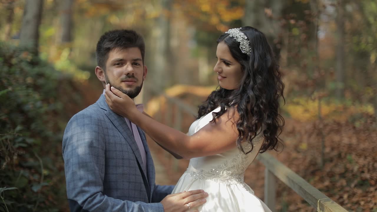 Novio con la novia cerca de colinas montañosas en el bosque. Pareja. Besándose