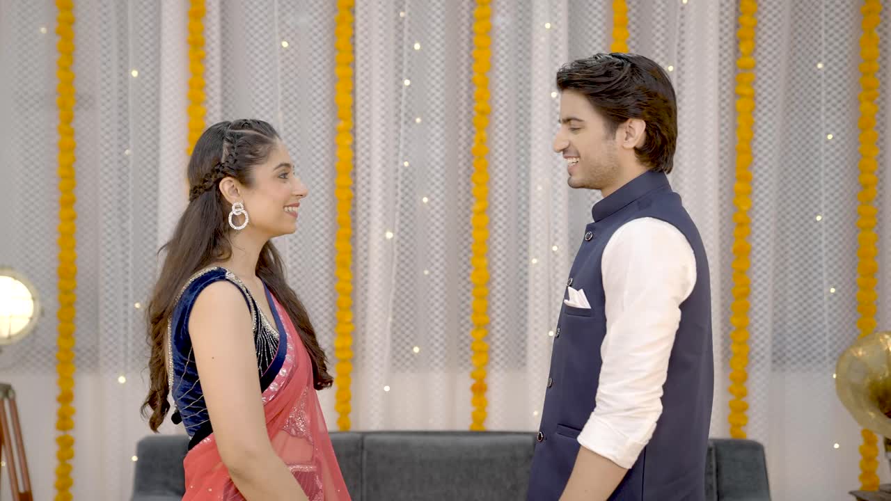 hombre indio feliz de ver a su esposa en trajes étnicos