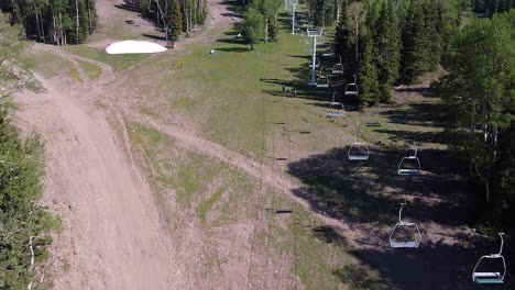 Mountain-hikers-in-the-summertime-near-a-ski-lift