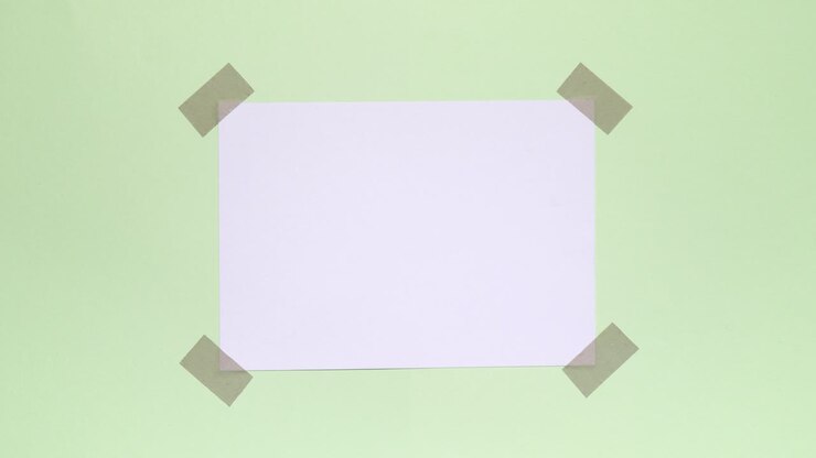 Stop motion white note appears and is taped on pastel green, creating copy space in de middle