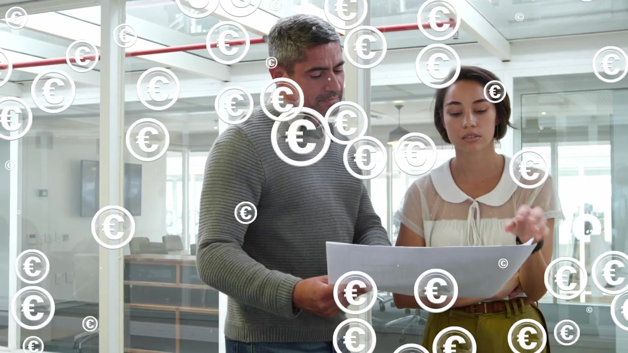 Diverse icone dell'euro su colleghi uomini e donne che discutono un documento in ufficio