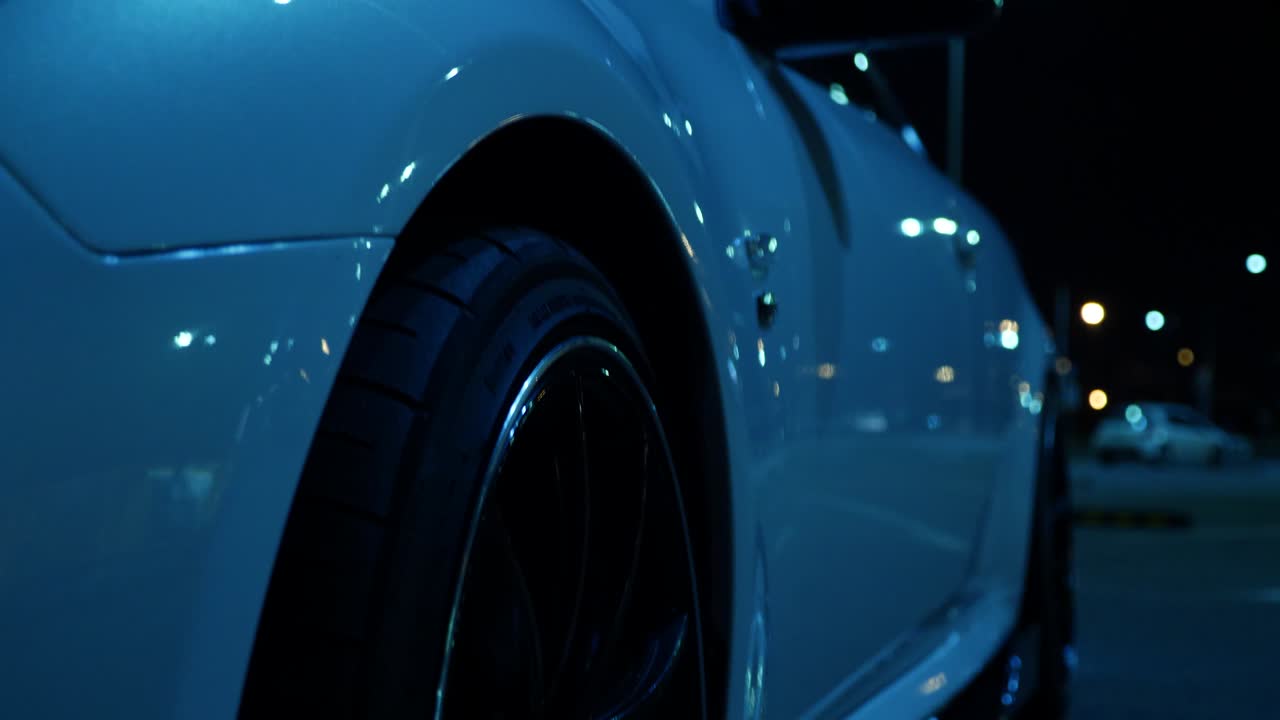 primer plano de una rueda de coche por la noche