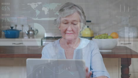 animación del procesamiento de datos financieros sobre una mujer caucásica mayor usando una computadora portátil