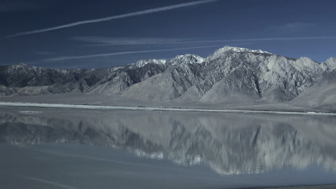 un lago en el valle de owens de california refleja las montañas