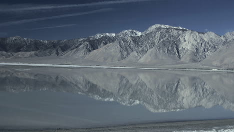 Ein-See-Im-Owens-Tal-Von-Kalifornien-Spiegelt-Die-Berge