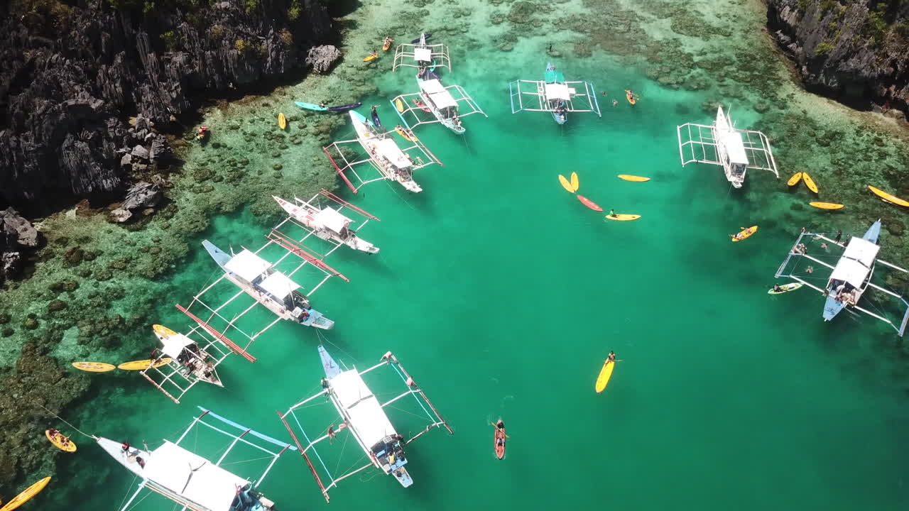 맑은 물에서 배를 타고 내려가다