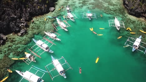 panorámica hacia abajo en barcos en agua clara