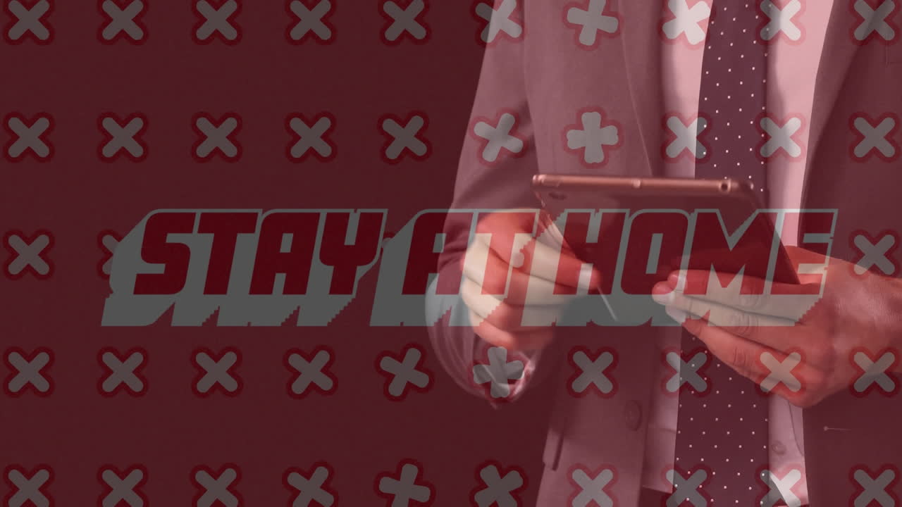 태블릿을 사용하는 백인 남자를 가로지르는 십자가와 함께 집에 머무르는 단어의 애니메이션