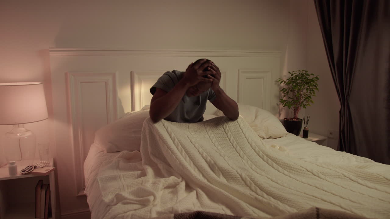 hombre tratando de dormir