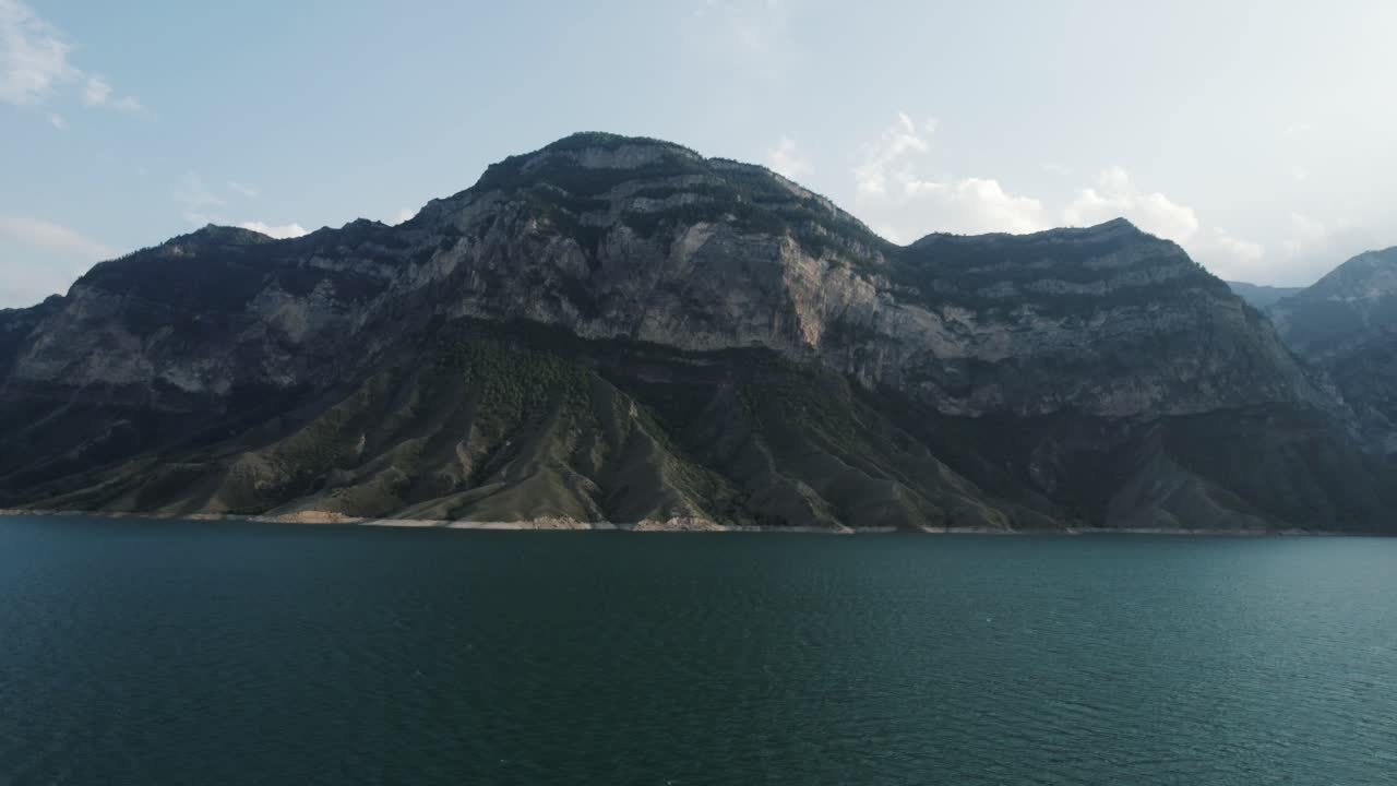 저수지를 가진 산악 풍경