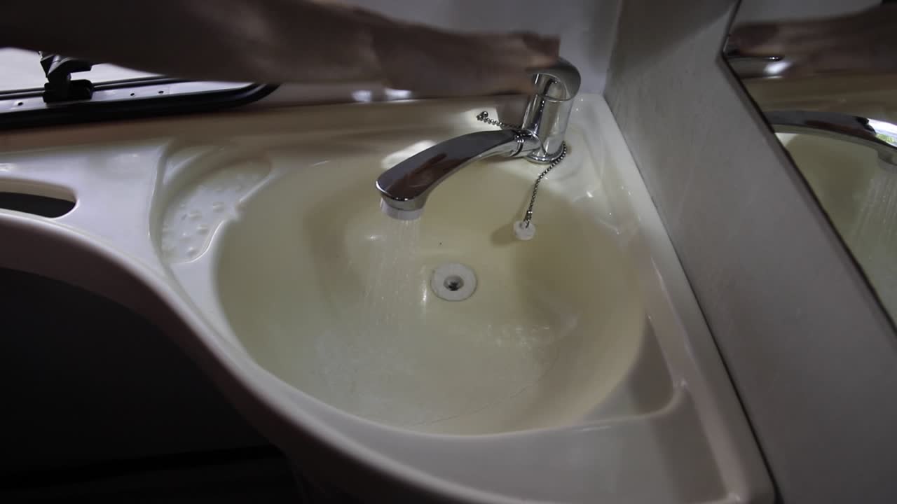 cerrar un grifo de agua de ducha interior en una autocaravana