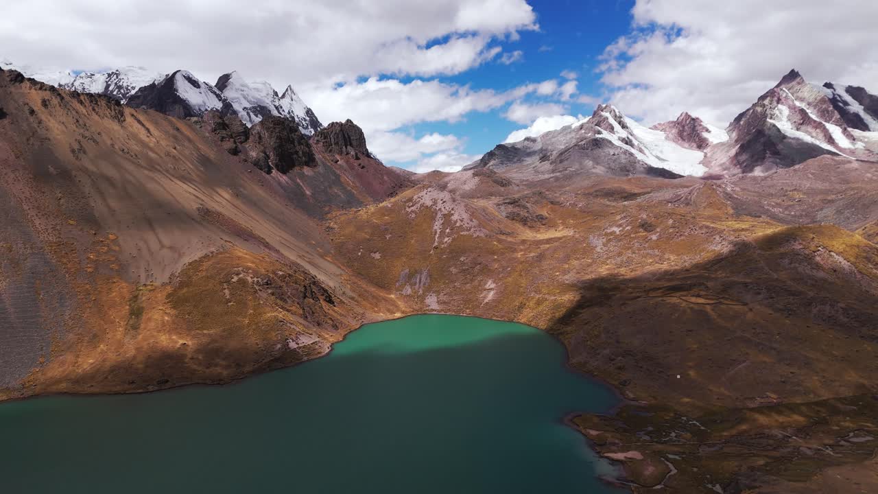 vista aérea de las 7 lagunas de ausangate en cusco, perú, con las montañas circundantes, establecimiento panorámico