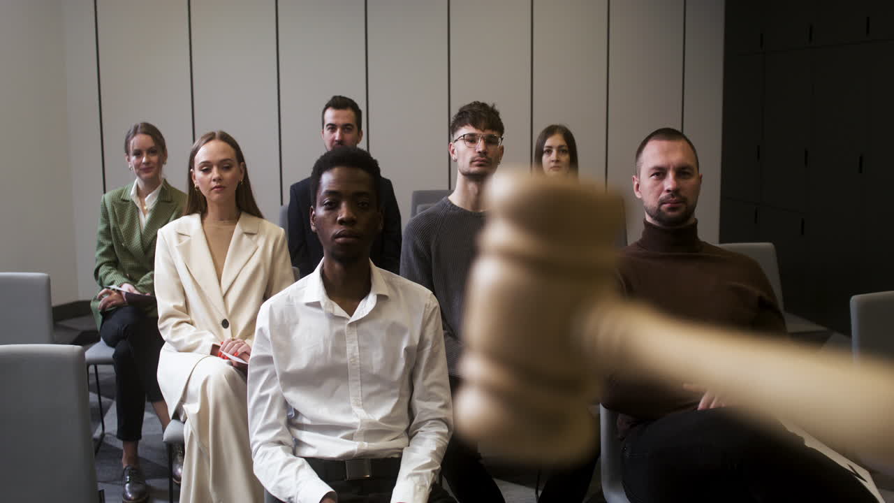 경매 세션에 있는 사람들