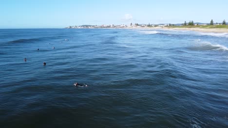 Luftdrohne-Landschaftsansicht-Surfer-Warten-Und-Reiten-Strandwellen-Sandbank-Küste-Der-Eingang-Central-Coast-Tourismus-NSW-Australien-4k