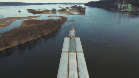 Approaching-Lansing,-Iowa,-a-towboat-pushing-barges-north-on-the-Mississippi-River-5