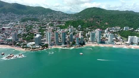 toma de seguimiento a vista de pájaro de la hermosa playa de la costa de acapulco en verano