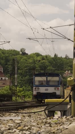 tren que pasa por una ciudad rural