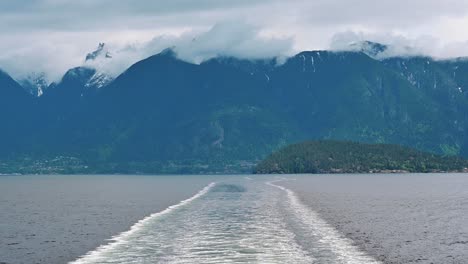 foto de la isla bowyer en columbia británica con nubes sobre las montañas