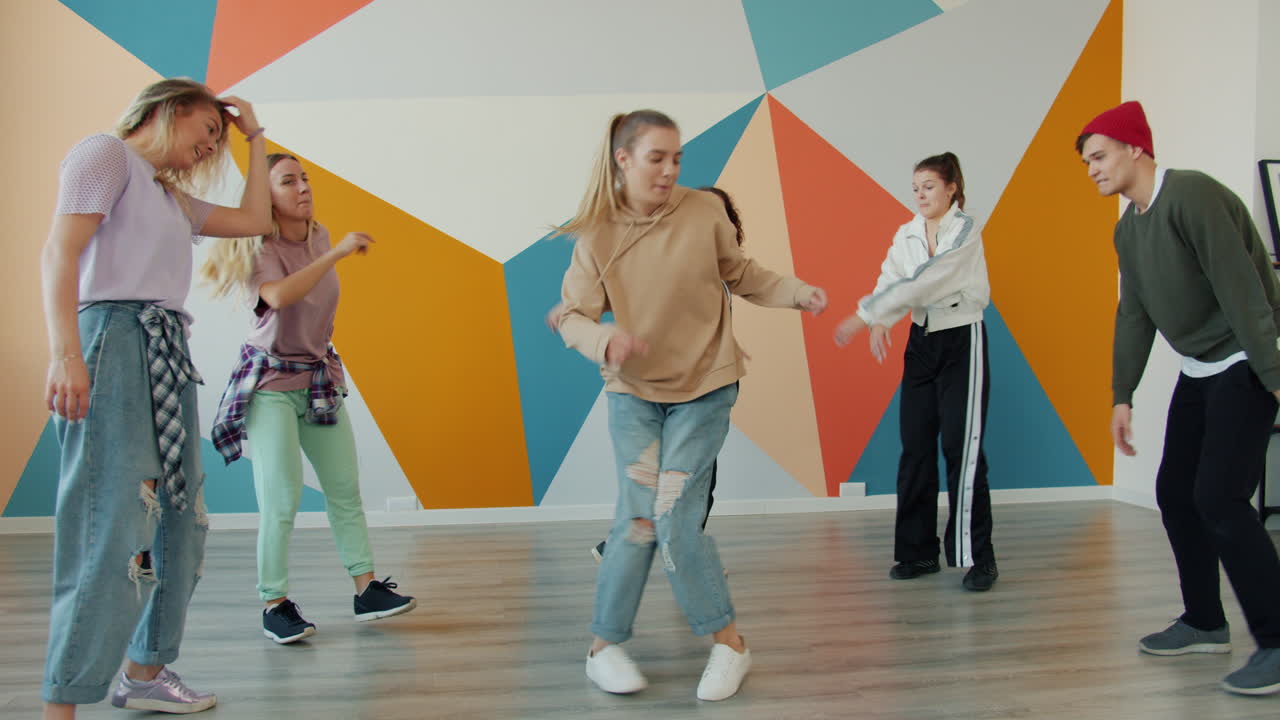 Dospívající tančí ve studiu
