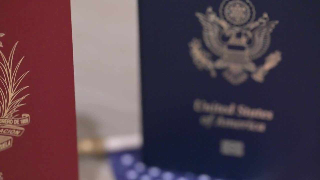 macro de pasaporte venezolano y estadounidense con bandera después de la doble ciudadanía, ceremonia de ciudadanía