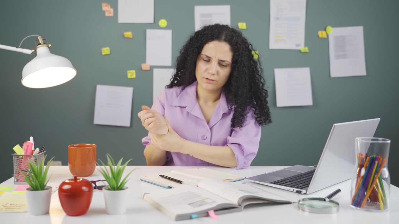 estudiante con dolor en las muñecas.