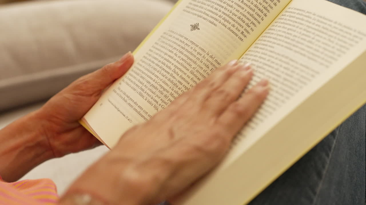 persona que lee un libro