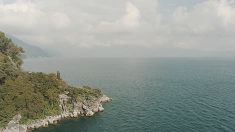 Drone-Antena-Girando-Alrededor-De-La-Bahía-De-Tzununa,-Lago-De-Atitlán,-Guatemala