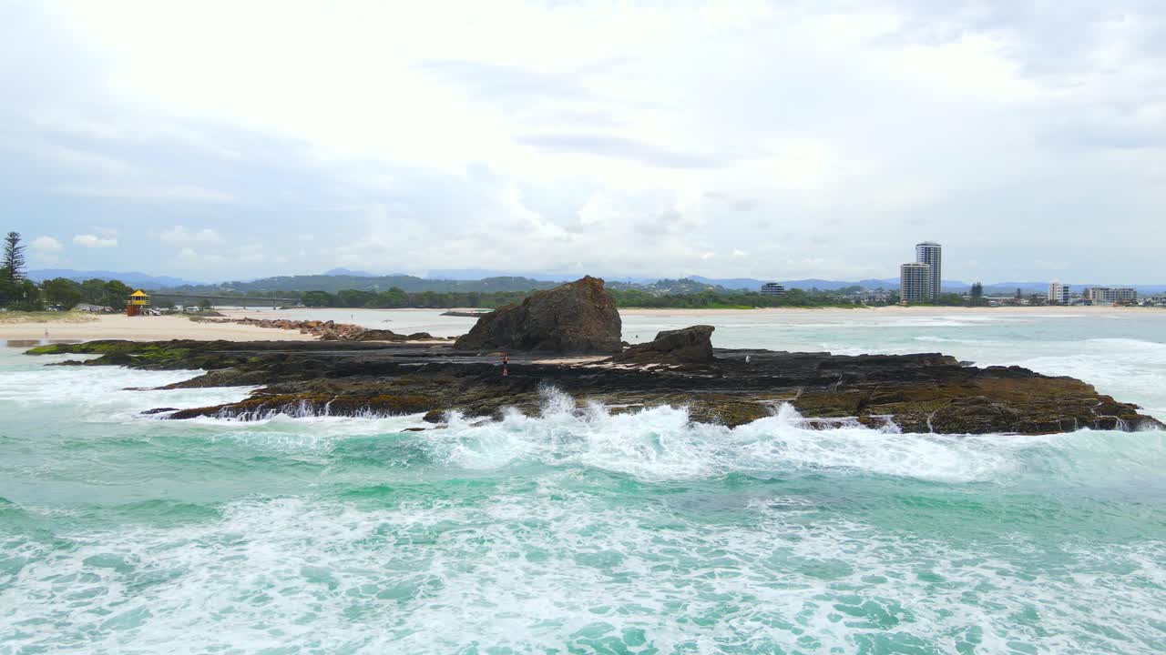 퀸즐랜드주 골드 코스트의 커럼빈 해변에서 바위에 부서지는 극심한 파도