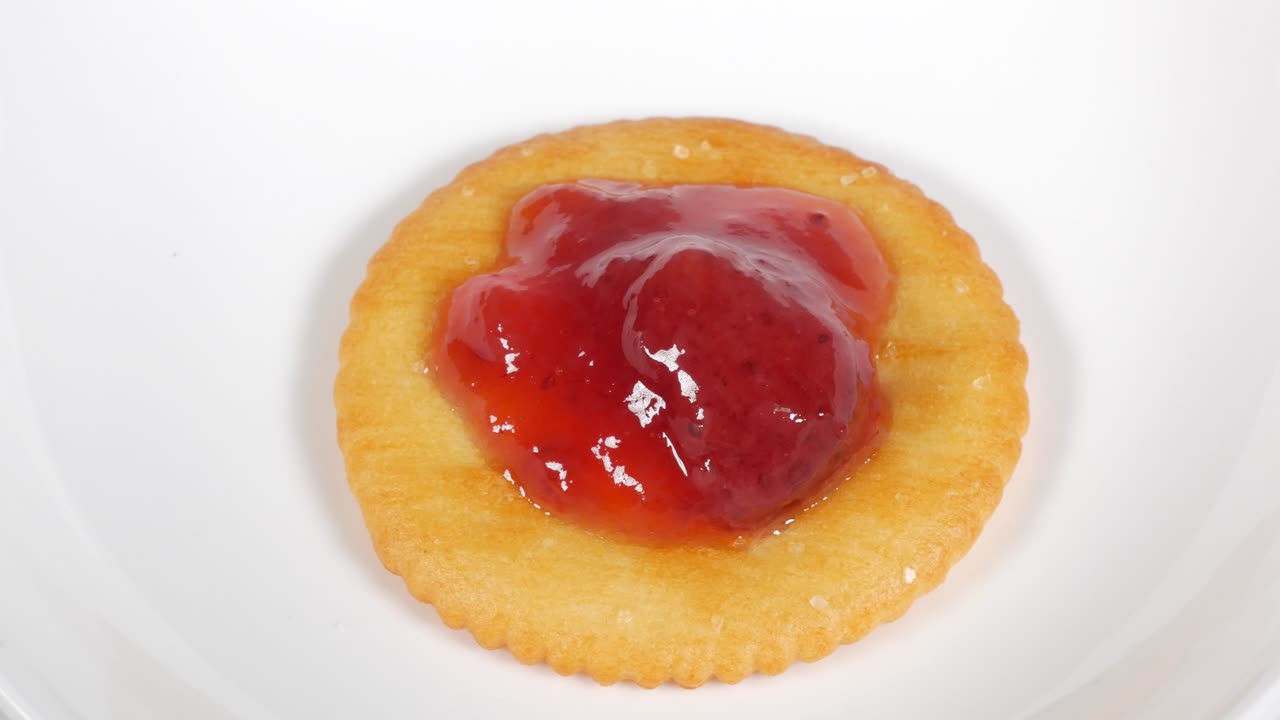 Round crackers with strawberry jam