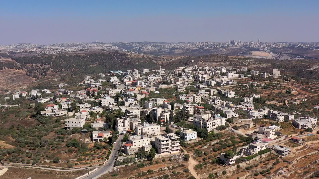 aldea palestina de beit surik con la ciudad de jerusalén en el fondo