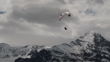 fotografía de seguimiento cercano de un parapente en el valle de grindelwald