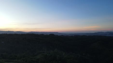 Paisaje-Aéreo-Al-Atardecer-En-Tonos-Coloridos-Degradados-En-El-Sudeste-Asiático-De-Filipinas