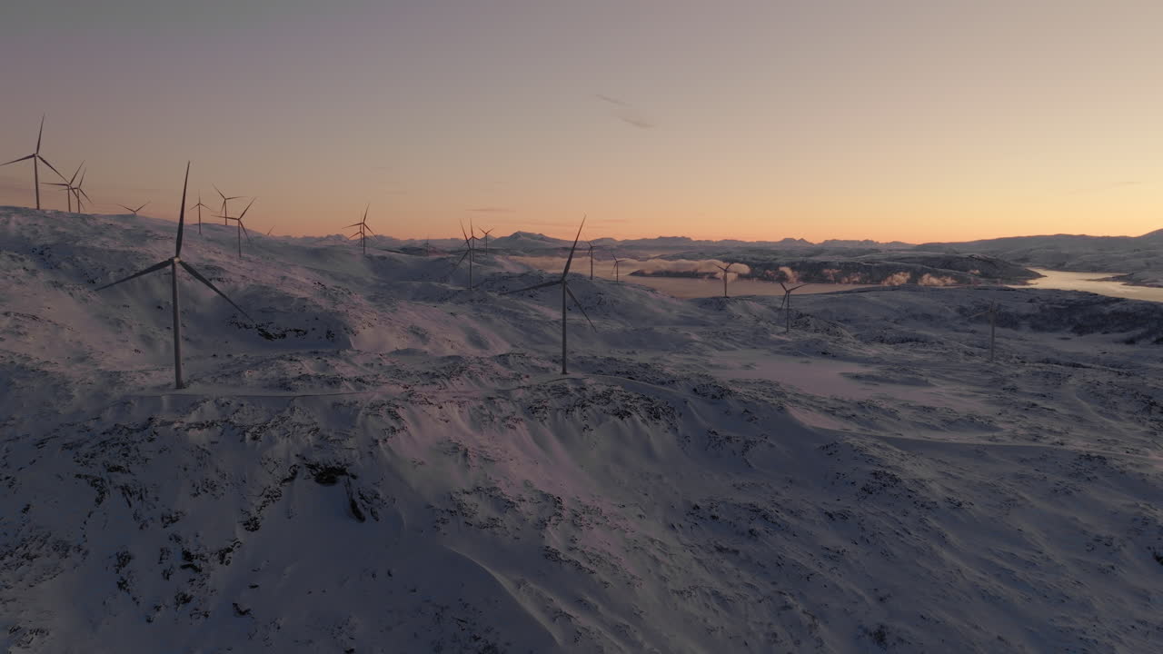 눈 덮인 북극권의 풍력 터빈 - 재생 가능한 에너지원