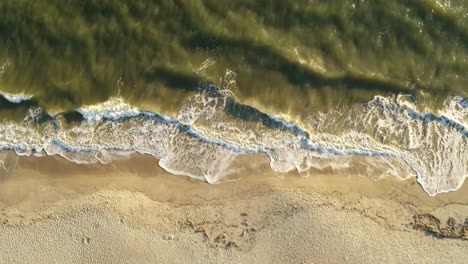 Vertikaler-Schuss-Der-Wellen,-Die-Am-Strand-Zusammenbrechen