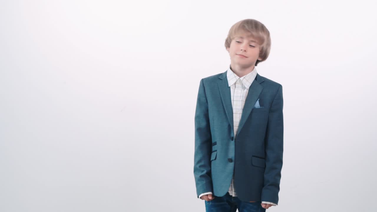 un niño en el papel de un hombre de negocios, un niño con una chaqueta azul.