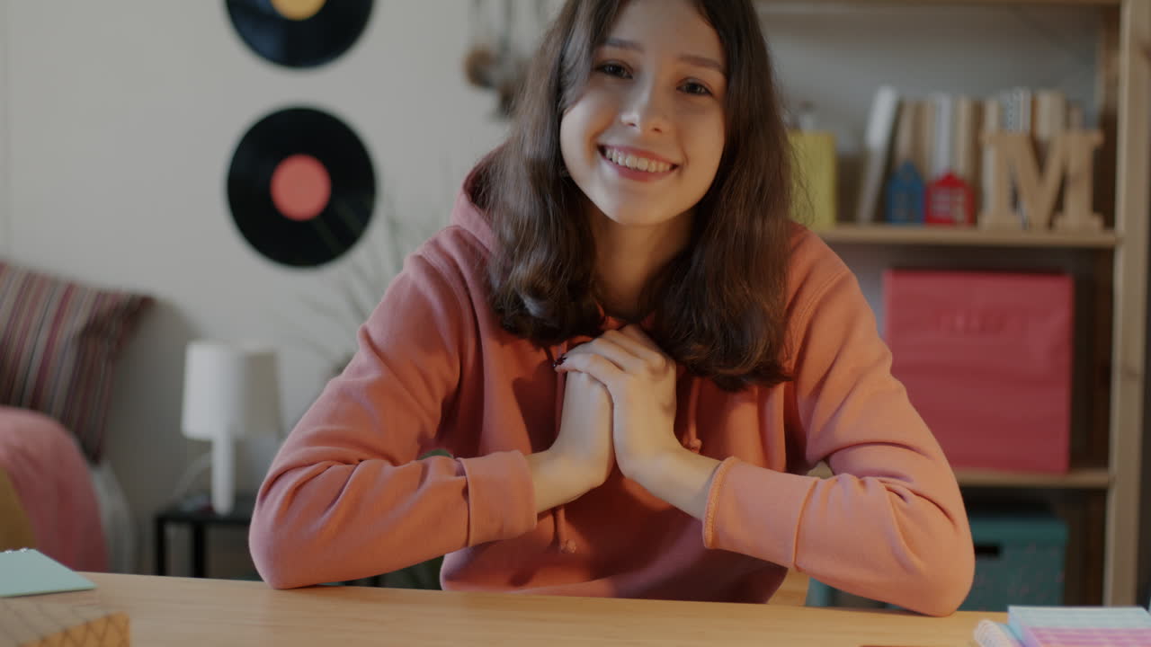 Ragazza adolescente in lezione online