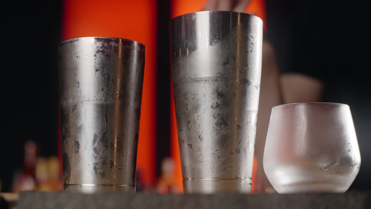 el camarero preparando un cóctel con hielo.