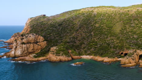 Toma-Panorámica-De-La-Cabeza-Oeste-Y-La-Costa-De-La-Reserva-Natural-De-Plumas,-Las-Cabezas